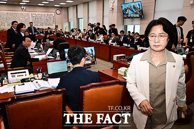 국회 법제사법위원회(법사위)가 2025년 국정감사에서 수차례 파행을 거듭하며 '역대 최악'이라는 혹평을 받았다. 사진은 추미애 법사위원장이 지난달 16일 국회 법제사법위원회에서 열린 감사원에 대한 국정감사에 참석해 정회를 선언한 뒤 이석하고 있는 모습. /배정한 기자