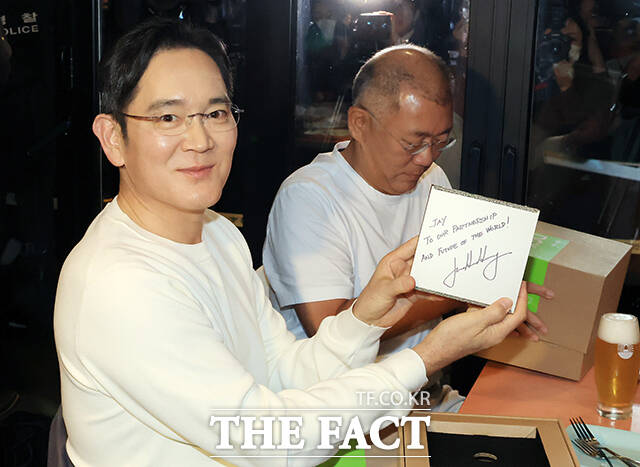 이재용 삼성그룹 회장이 30일 오후 서울 강남구 삼성역 인근 깐부치킨 매장에서 정의선 현대차그룹 회장, 젠슨 황 엔비디아 최고경영자(CEO)과 치킨 회동 중 받은 선물을 공개하고 있다.