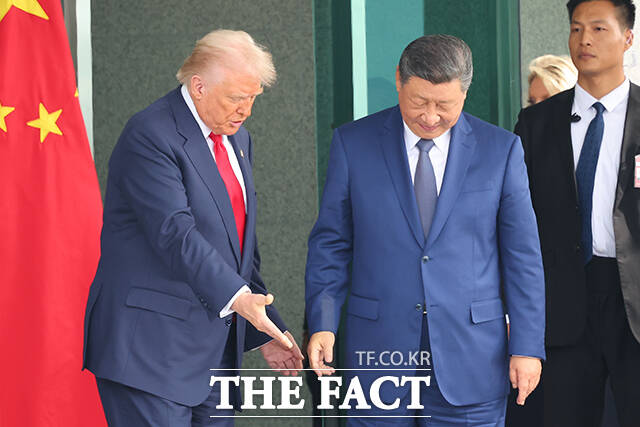 도널드 트럼프 미국 대통령(왼쪽)과 시진핑 중국 국가주석이 30일 오후 부산 김해공군기지 나래마루에서 열린 정상회담을 마친 뒤 회견장을 나서며 대화하고 있다. /APEC 2025 KOREA & 연합뉴스