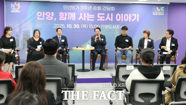 최대호 안양시장(가운데)이 공공기관·협력기관 순회 간담회에서 발언하고 있다. /안양시