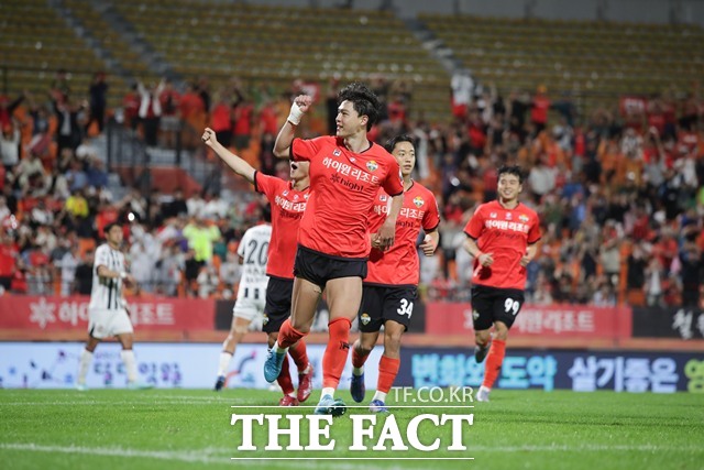 직전 라운드 2-4 역전패를 딛고 반전을 노리는 강원 선수들./K리그