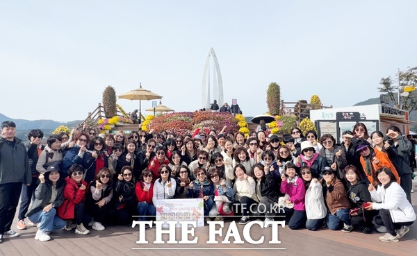 대덕구노인종합복지관이 30일 전북 임실군 일대에서 노인맞춤돌봄서비스 종사자 총 85명(전담사회복지사 5명, 생활지원사 80명)이 참여해 노인맞춤돌봄서비스 심리지원 프로그램 힐링한판을 진행했다. /대덕구노인종합복지관