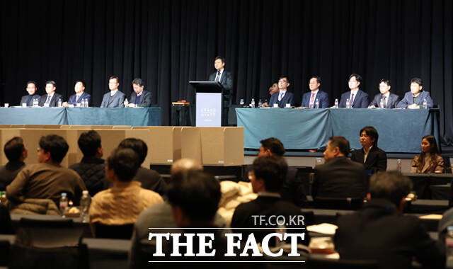 법원이 고려아연이 제기한 임시주총 결의 효력 정지 가처분 이의 항고를 일부 인용했다. 다만 지난 1월 열린 고려아연 임시주총에서 영풍의 의결권을 제한한 조치가 부당하다는 1심 판결 취지는 그대로 유지했다. 고려아연 임시주총이 지난 1월 23일 오후 서울 용산구 그랜드하얏트 서울에서 진행되고 있다./서예원 기자