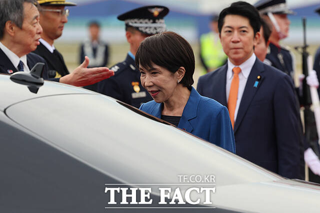 차량으로 이동하는 다카이치 총리. /APEC 2025 KOREA & 연합뉴스