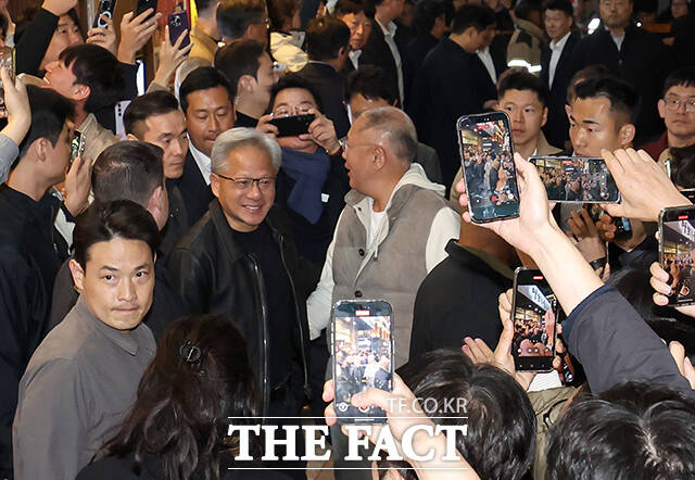 이재용 삼성그룹 회장이 30일 오후 서울 강남구 삼성역 인근 깐부치킨 매장에서 정의선 현대차그룹 회장, 젠슨 황 엔비디아 최고경영자(CEO)과 치킨 회동 중 받은 선물을 공개하고 있다.