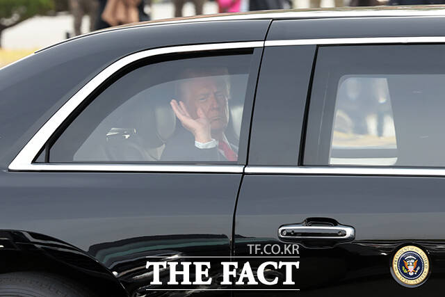 도널드 트럼프 미국 대통령(왼쪽)과 시진핑 중국 국가주석이 30일 오후 부산 김해공군기지 나래마루에서 열린 정상회담을 마친 뒤 회견장을 나서며 대화하고 있다. /APEC 2025 KOREA & 연합뉴스