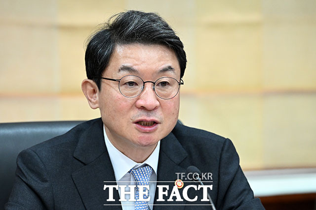 이억원 금융위원장이 30일 오전 서울 여의도 금융투자협회에서 열린 금융위원장-금융투자업계 CEO 간담회에 참석해 모두발언을 하고 있다. /남용희 기자