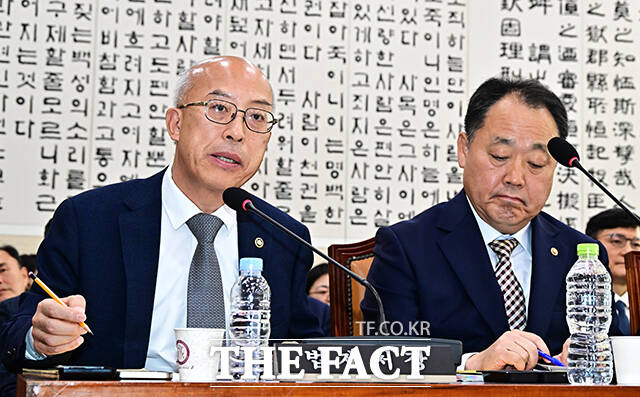 질의에 답변하는 조원철 법제처장(왼쪽).