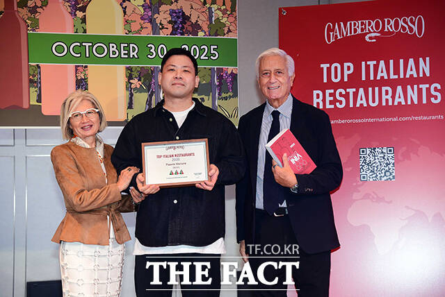 감베로 로쏘가 선정 'TOP 이탈리안 레스토랑 2026' 시상식에서 피자 3개를 수상한 김주영 마리오네 대표(가운데)가 에밀리아 가토 주한 이탈리아 대사, 루이지 살레르노 CEO와 기념촬영을 하고 있다.