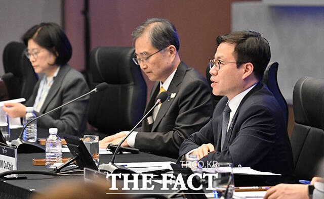 조현 외교부 장관(왼쪽)이 30일 오전 경북 경주시 소노캄 경주 그랜드볼룸에서 열린 2025 APEC 외교통상합동각료회의 개회식에 참석해 개회사를 하고 있다. 오른쪽은 여한구 통상교섭본부장. /청사사진기자단