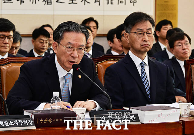 질의에 답변하는 정성호 법무부 장관(왼쪽).