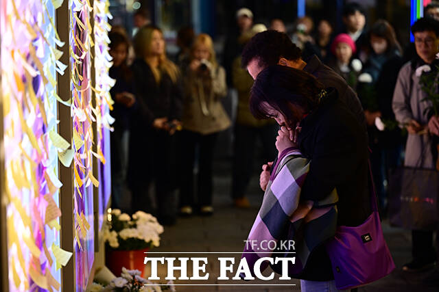 이태원 참사 3주기인 지난 10월29일 오후 서울 용산구 이태원동 10·29 기억과 안전의 길을 찾은 추모객들의 모습. /남윤호 기자