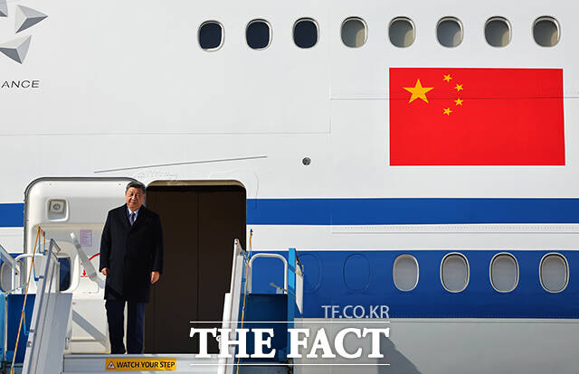 경주 APEC 정상회의 참석을 위해 국빈방한한 시진핑 중국 국가주석이 30일 오전 부산 김해국제공항에 전용기편으로 도착하고 있다. /APEC 2025 KOREA & 연합뉴스