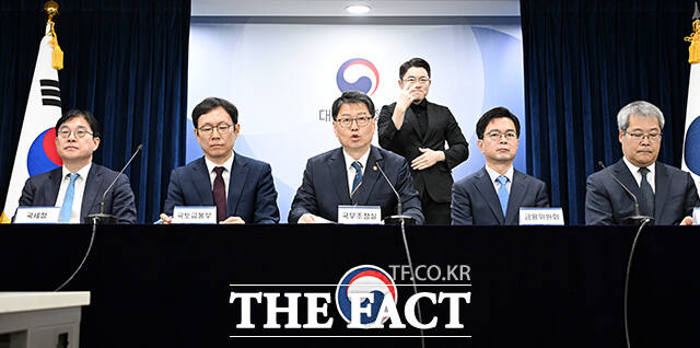 김용수 국무조정실 국무2차장(가운데)이 30일 오전 서울 종로구 정부서울청사에서 열린 부동산 불법행위 대응 관련 관계부처 합동 브리핑에 참석해 발언을 하고 있다. /임영무 기자