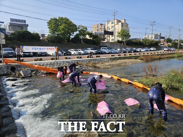 29일 대전천 문창교 일원에서 진행된 수질오염사고 방제훈련 모습. /대전 중구