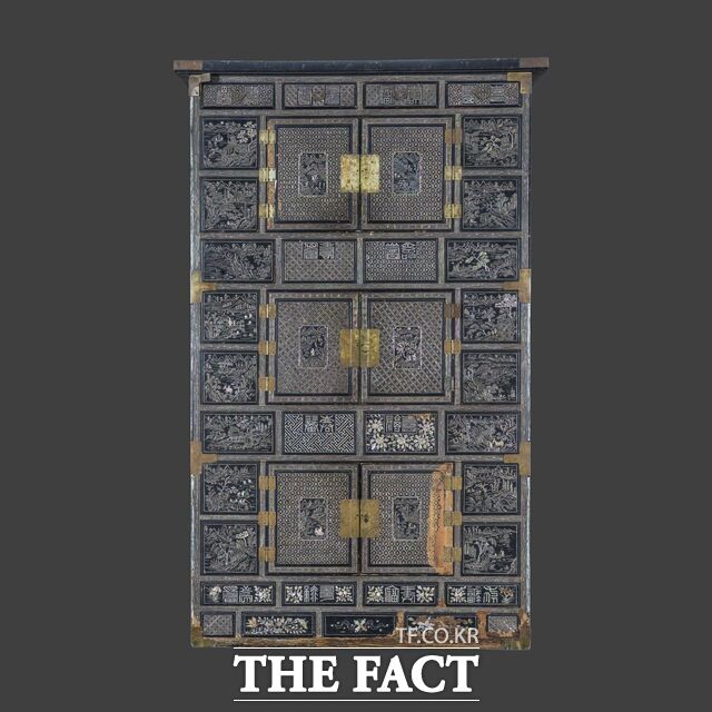 나전산수무늬삼층장. /배재대