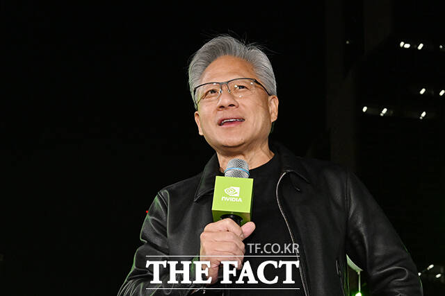 시민들의 즉석 질의에 답변하는 젠슨 황.