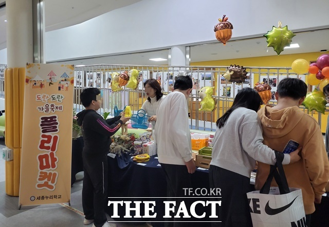 세종누리학교가 30일 개교 10주년을 맞아 학교 강당에서 추억의 만남 행사를 열고 있다. /세종시교육청