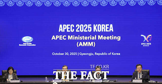 조현 외교부 장관(왼쪽)이 30일 오전 경북 경주시 소노캄 경주 그랜드볼룸에서 열린 2025 APEC 외교통상합동각료회의 개회식에 참석해 개회사를 하고 있다. 오른쪽은 여한구 통상교섭본부장. /청사사진기자단