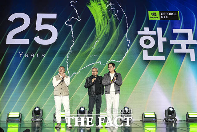 젠슨 황 엔비디아 최고경영자(CEO)와 이재용 삼성전자 회장, 정의선 현대차그룹 회장이 참가자들과 인사를 하고 있다.