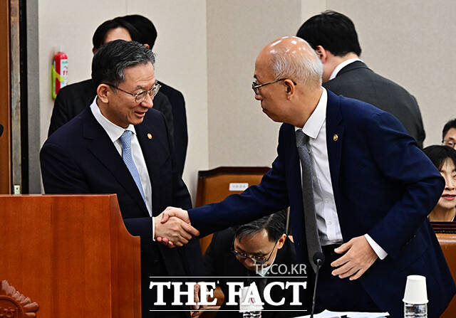 조원철 법제처장과 인사하는 정성호 법무부 장관(왼쪽).