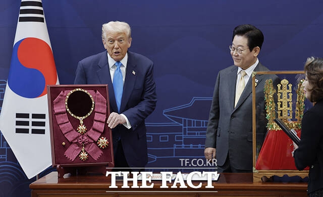 이재명 대통령이 29일 경북 경주박물관에서 도널드 트럼프 미국 대통령에게 천마총 금관 모형을 선물하며 설명하고 있다. 왼쪽은 이 대통령이 트럼프 대통령에게 수여한 무궁화 대훈장. /APEC 2025 KOREA & 연합뉴스