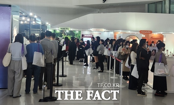 컬리는 30일부터 오는 11월 2일까지 사흘간 서울 동대문디지털플라자(DDP)에서 컬리뷰티페스타를 연다. 사진은 현장에서 화장품을 체험하기 위해 부스별 대기하는 사람들 모습. /손원태 기자