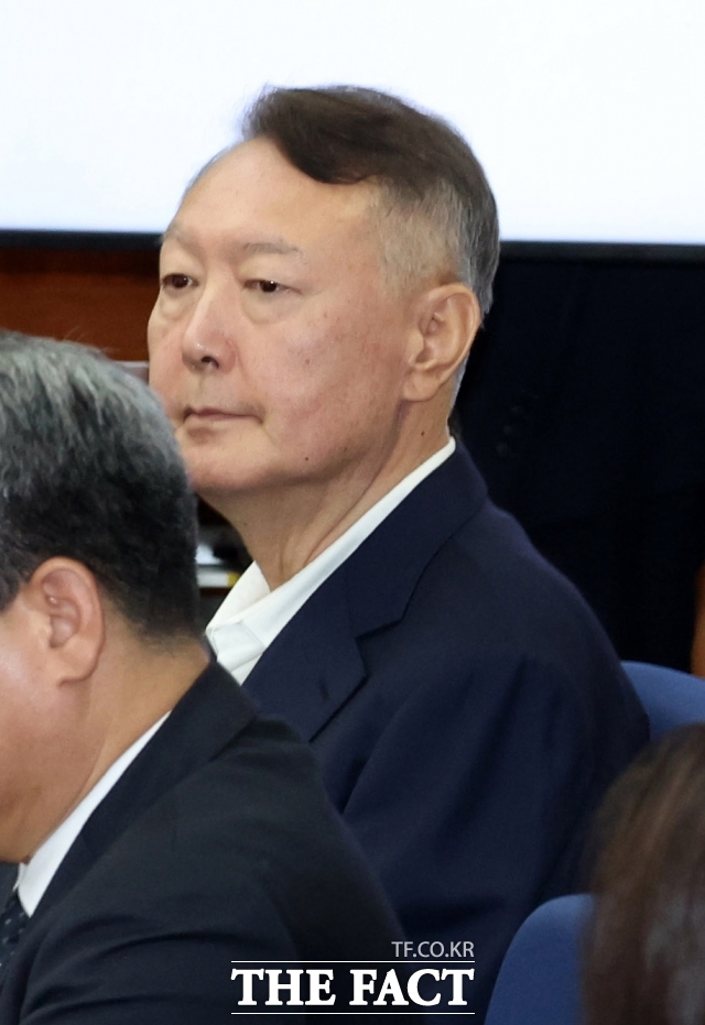 윤석열 전 대통령이 26일 서울 서초구 서울중앙지법에서 열린 특수공무집행방해, 직권남용 권리행사방해 등 혐의 사건 첫 공판에 출석하고 있다. 형사 법정에서 윤 전 대통령의 모습이 공개된 것은 지난 4월 내란 사건 재판 이후 약 5개월 만이다. 2025.09.26 사진공동취재단