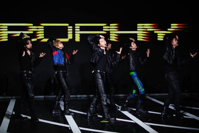 그룹 82메이저의 황성빈 김도균 박석준 남성모 윤예찬 조성일(왼쪽부터)이 30일 오후 서울 강남구 일지아트홀에서 열린 네 번째 미니앨범 Trophy 발매 기념 미디어 쇼케이스에 참석해 타이틀곡 트로피 무대를 선보이고 있다./그레이트엠엔터테인먼트