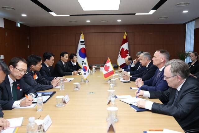 김 총리는 앞으로 캐나다 잠수함 수주 사업을 비롯한 다양한 방산 수출과 관련해 긴밀한 민관 소통 체계를 유지하며 범정부 차원에서 지속 협력해 나가는 것이 중요하다고 밝혔다. /총리실