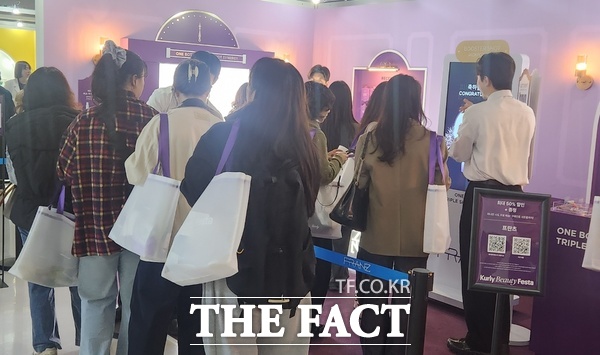 컬리는 30일부터 오는 11월 2일까지 사흘간 서울 동대문디지털플라자(DDP)에서 컬리뷰티페스타를 연다. 사진은 현장에서 화장품을 체험하기 위해 부스별 대기하는 사람들 모습. /손원태 기자