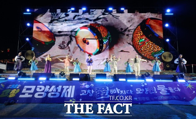 제52회 고창모양성제가 관람객들의 발길이 이어지며 관람객들은 고창읍성의 역사와 가을 풍경이 어우러져 머물고 싶은 축제라며 높은 호응을 보이고 있다. 사진은 제52회 고창모양성제 개막식 /고창군
