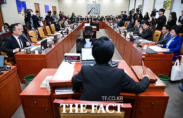 종합감사 개시하는 최민희 위원장.