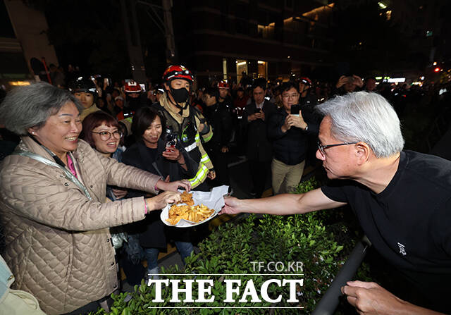 이재용 삼성전자 회장과 젠슨 황 엔비디아 최고경영자, 정의선 현대차그룹 회장(왼쪽부터)이 30일 오후 서울 강남구 삼성동의 한 치킨집에서 '치맥' 회동을 마친 후 인사를 하고 있다. /서예원 기자