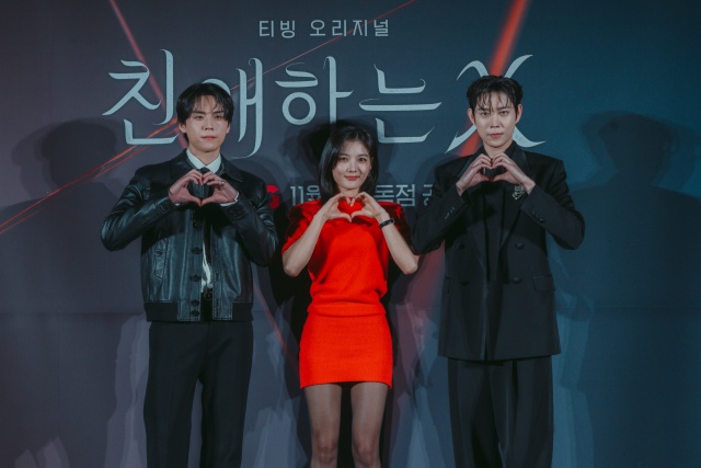 김유정(가운데)은 살아내기 위해 가면을 쓴 여자 백아진 역을 맡아 열연을 펼친다. /티빙