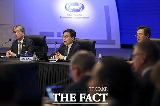 조현 외교부 장관(왼쪽)이 30일 오전 경북 경주시 소노캄 경주 그랜드볼룸에서 열린 2025 APEC 외교통상합동각료회의 개회식에 참석해 개회사를 하고 있다. 오른쪽은 여한구 통상교섭본부장. /청사사진기자단