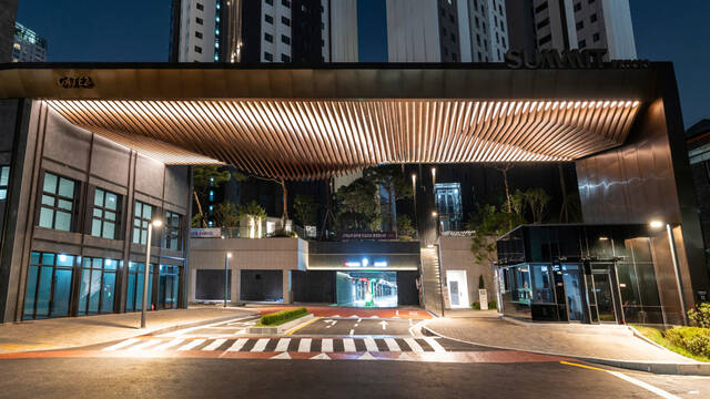 대우건설은 30일 개최된 올해 서울시 좋은빛상 공모전에서 라체르보 써밋의 경관조명이 통합대상(시공분야)을 수상했다고 밝혔다. /대우건설