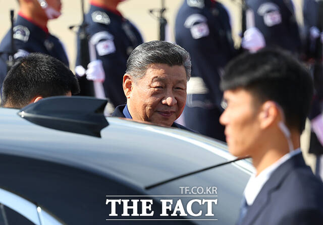 경주 APEC 정상회의 참석을 위해 국빈방한한 시진핑 중국 국가주석이 30일 오전 부산 김해국제공항에 전용기편으로 도착해 이동하고 있다. /APEC 2025 KOREA & 연합뉴스