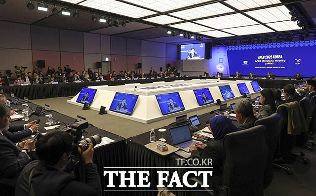 조현 외교부 장관(왼쪽)이 30일 오전 경북 경주시 소노캄 경주 그랜드볼룸에서 열린 2025 APEC 외교통상합동각료회의 개회식에 참석해 개회사를 하고 있다. 오른쪽은 여한구 통상교섭본부장. /청사사진기자단