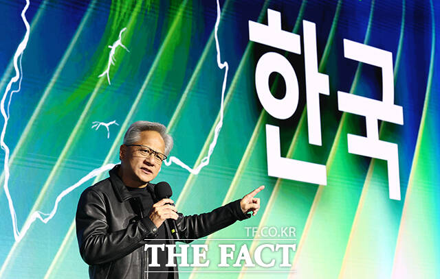 젠슨 황 엔비디아 최고경영자가 참가자들과 인사하고 있다.