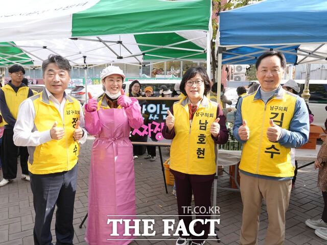 광주 남구의회 의원들이 30일 참! 좋은 사랑의 밥차를 찾아 배식 봉사활동을 진행하고 있다. /광주 남구의회