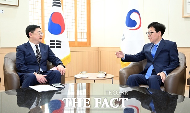 박윤주(오른쪽) 외교부 1차관은 30일 산이 중국 랴오닝성 부성장을 접견하고 서해 북방한계선(NLL) 주변 수역의 중국어선 불법조업에 대한 단속 강화를 요청했다. /외교부 제공