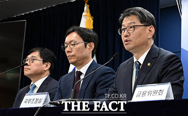 김용수 국무조정실 국무2차장(오른쪽)이 30일 서울 종로구 정부서울청사에서 부동산 불법행위 대응 관계부처 합동브리핑을 하고 있다. /임영무 기자