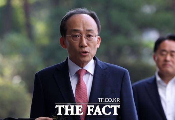 추경호 전 국민의힘 원내대표가 30일 서울 서초구 서울고등검찰청에 위치한 내란특검팀에서 진행되는 1차 피의자 소환조사에 출석하며 입장을 말하고 있다. /뉴시스