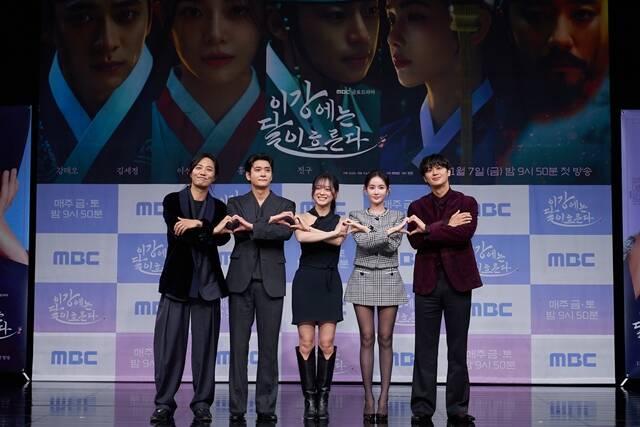 배우 진구 강태오 김세정 홍수주 이신영(왼쪽부터)이 출연하는 이강에는 달이 흐른다는 오는 11월 7일 오후 9시 50분 첫 방송한다. /MBC