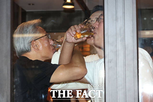 이재용 삼성전자 회장과 젠슨 황 엔비디아 최고경영자, 정의선 현대차그룹 회장(왼쪽부터)이 30일 오후 서울 강남구 삼성동의 한 치킨집에서 '치맥' 회동을 마친 후 인사를 하고 있다. /서예원 기자