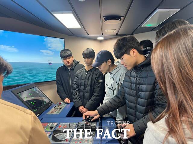 당진시는 29일 국립군산대학교 실습선 새해림호의 당진항 기항에 맞춰 당진정보고 학생들을 대상으로 진로 교육 및 승선 체험프로그램을 진행했다. /당진시