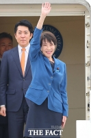  손 흔드는 다카이치 사나에 日 총리 'APEC 정상회의' 참석차 방한 [TF사진관]