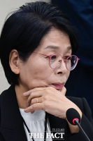  국민의힘 '연일 사퇴' 요구…발언 듣는 최민희 위원장 [TF사진관]