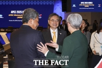  각국 외교장관들과 인사 나누는 조현 외교부 장관 [포토]